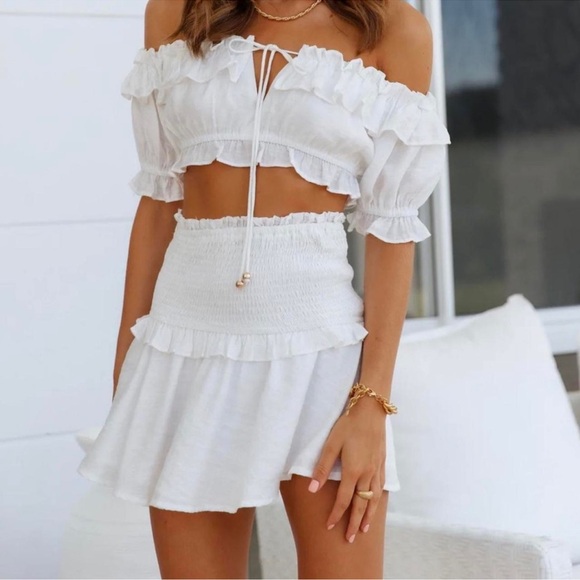 Hello Molly Tops - Hello Molly large white cropped top on or off shoulder short sleeve blouse